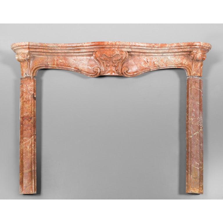 Camino Luigi XV in breccia rosata,: Camino Luigi XV in breccia rosata, sec.XVIII cm. 155x h. 113, rotture