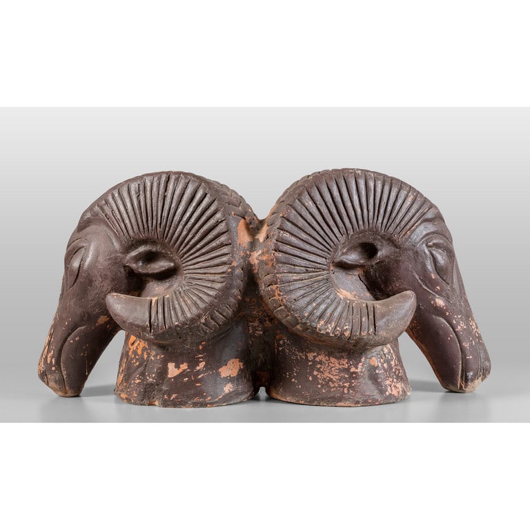 Teste di ariete contrapposte, grande scultura in: Teste di ariete contrapposte, grande scultura in terracotta, Arte Orientale sec.XIX cm.98x45