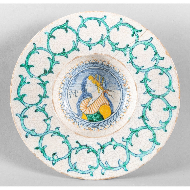Piatto in maiolica policroma decorato al centro (1 of 1)