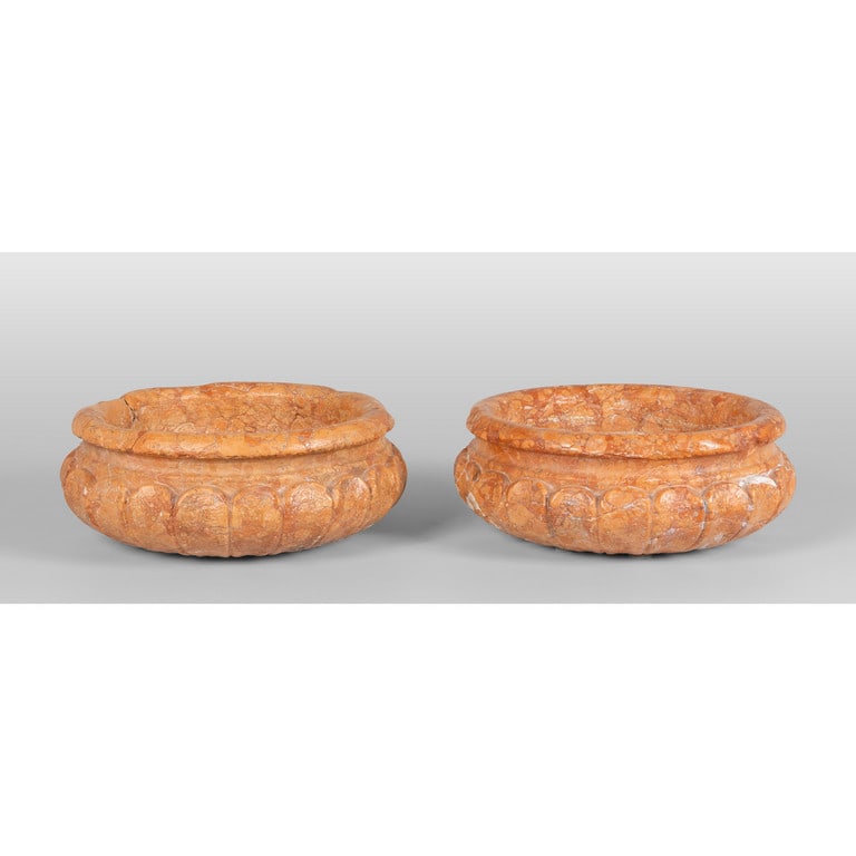 Coppia di lavelli in marmo rosso,: Coppia di lavelli in marmo rosso, sec.XX diam.cm.35xh.14
