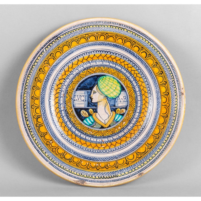 Piatto in maiolica policroma con personaggio (1 of 2)