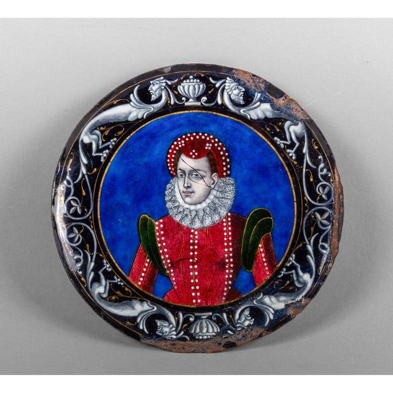 Piatto decorato in smalto raffigurante gentiluomo (1 of 1)