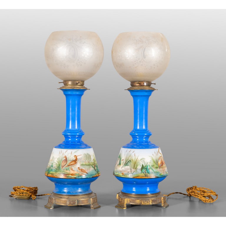 Due lumi a petrolio in porcellana e vetro molato, (1 of 1)