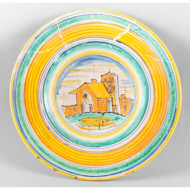 Piatto in maiolica policroma decorato al centro: Piatto in maiolica policroma decorato al centro con architetture, Italia Centrale sec.XIX diam.cm.26, difetti e rotture