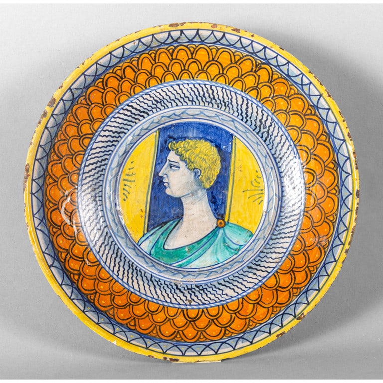 Piatto in maiolica policroma con decorazione a (1 of 2)