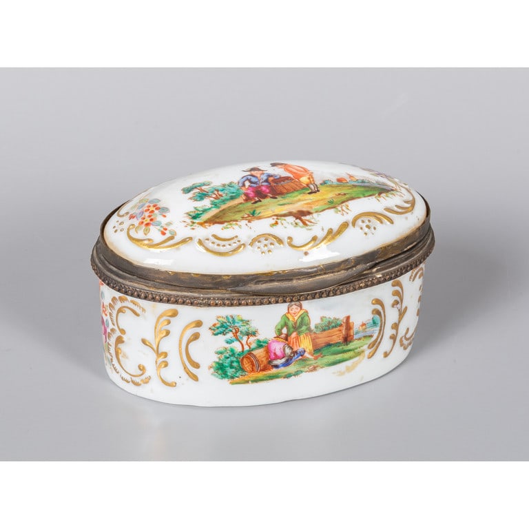 Scatola in porcellana di Meissen,: Scatola in porcellana di Meissen, sec.XIX cm.10x7 h.6