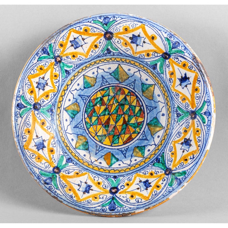 Piatto in maiolica policroma decorato nel cavetto: Piatto in maiolica policroma decorato nel cavetto con raggiera, Montelupo sec.XIX diam.cm.26, difetti