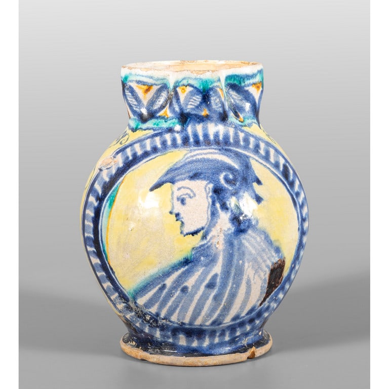 Brocca in maiolica policroma decorata con: Brocca in maiolica policroma decorata con personaggio, Faenza sec.XIX h.cm.24, difetti