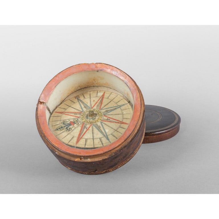 Antica bussola con coperchio,: Antica bussola con coperchio, sec.XVII diam.cm.15xh.9