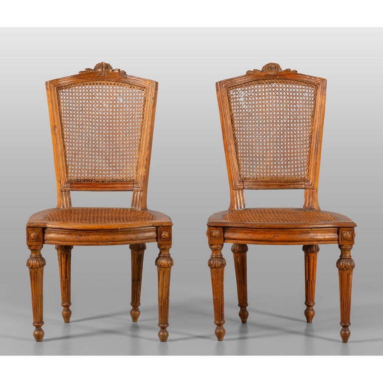 Coppia di sedie Luigi XVI in noce intagliato,: Coppia di sedie Luigi XVI in noce intagliato, Genova fine sec.XVIII