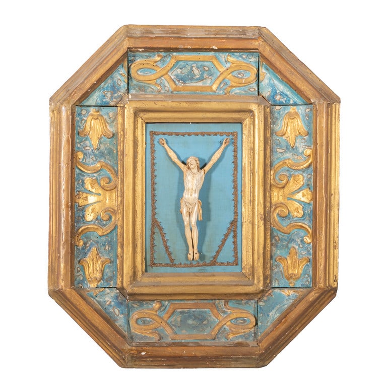 Cristo in avorio in cornice in legno intagliato e (1 of 2)