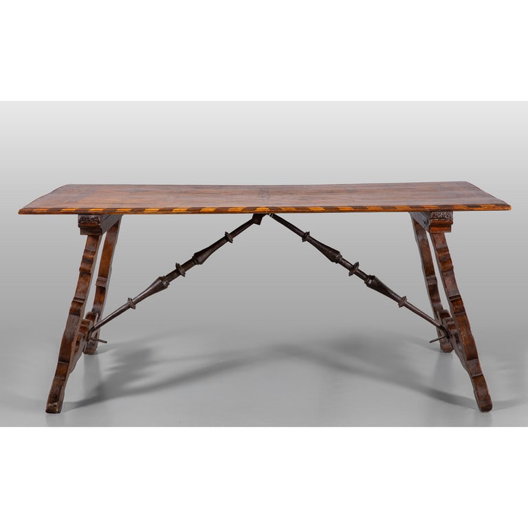 Tavolo a fratino in noce, gambe raccordate da (1 of 2)