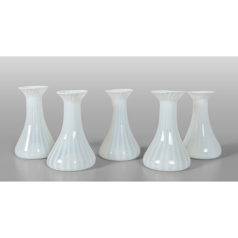 Cinque vasi in opaline bianco latte h.cm.19: Cinque vasi in opaline bianco latte h.cm.19