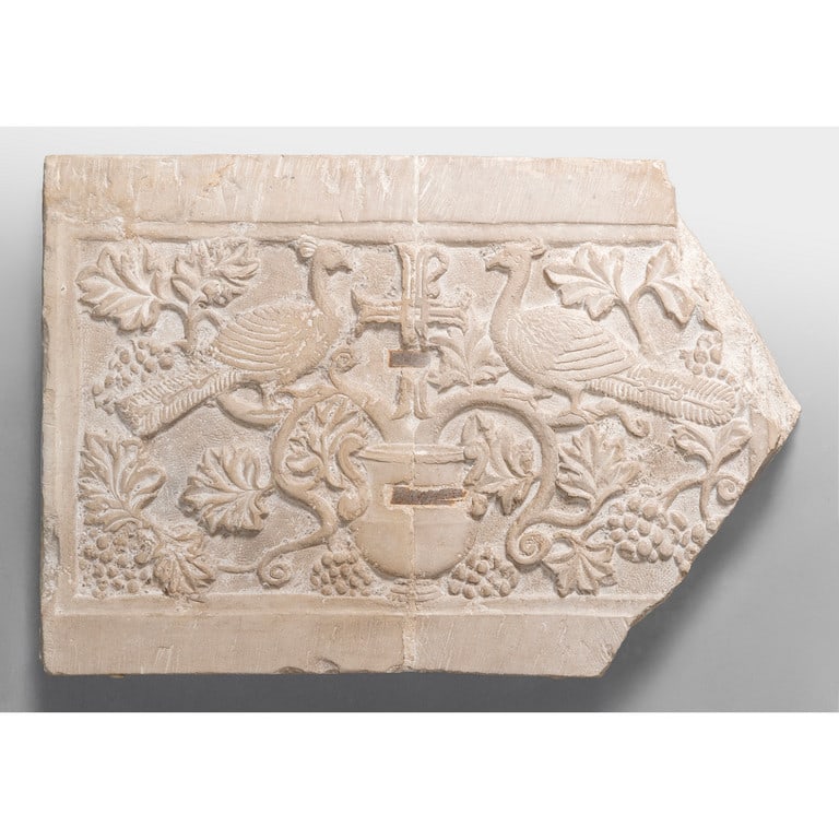 Frammento di bassorilievo in marmo scolpito con (1 of 1)
