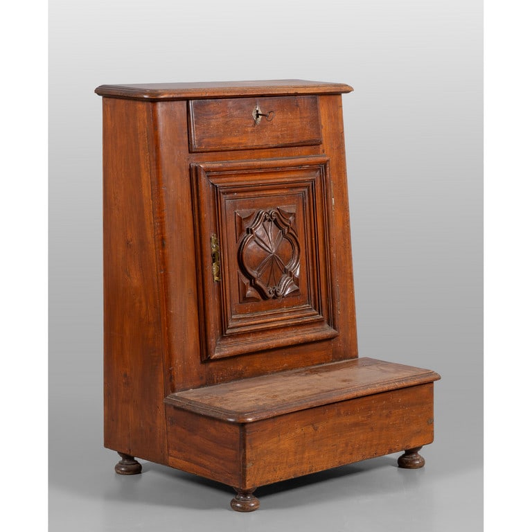 Inginocchiatoio in noce ad uno sportello scolpito (1 of 3)