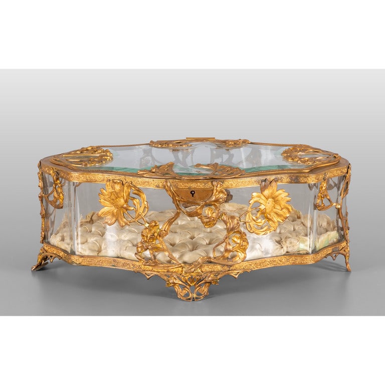 Grande scatola Liberty in vetro e bronzo dorato: Grande scatola Liberty in vetro e bronzo dorato con fiori, inizi sec.XX cm. 42x28xh.16