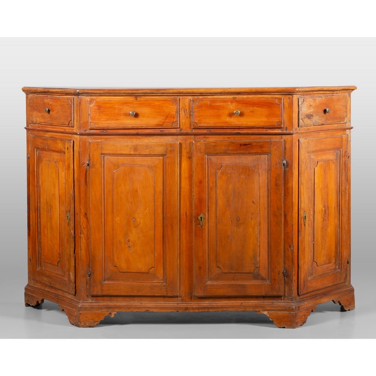 Credenza Luigi XIV in noce scantonata a quattro: Credenza Luigi XIV in noce scantonata a quattro sportelli e due cassetti, Veneto sec.XVIII cm. 160x47 h. 107