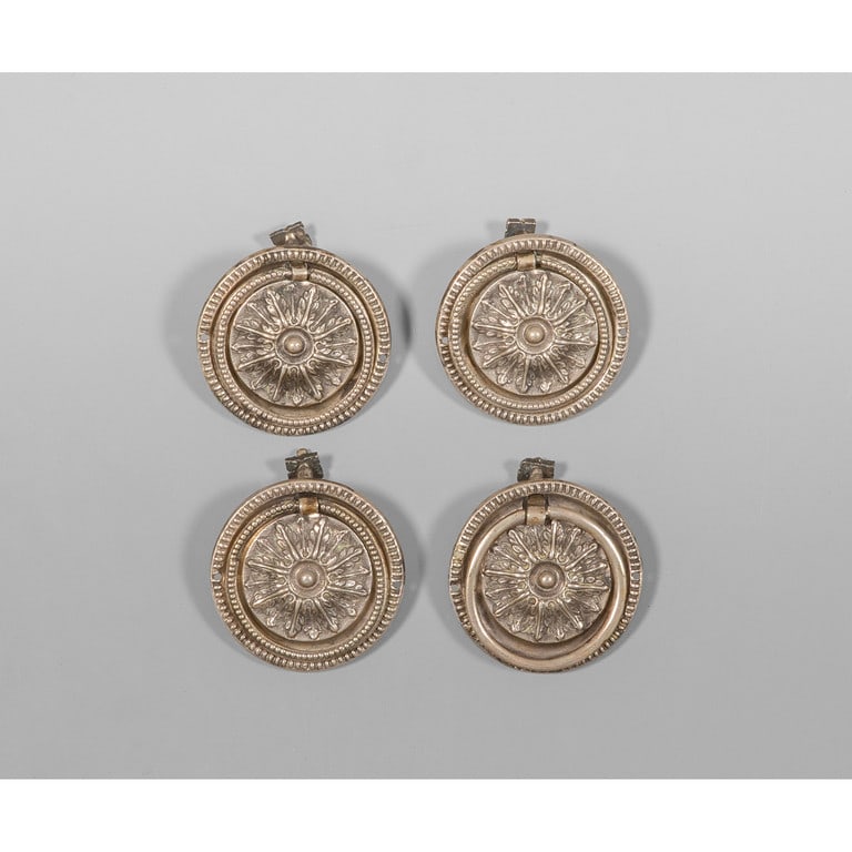 Quattro maniglie Luigi XVI in argento cesellato,: Quattro maniglie Luigi XVI in argento cesellato, fine sec. XVIII gr. 744