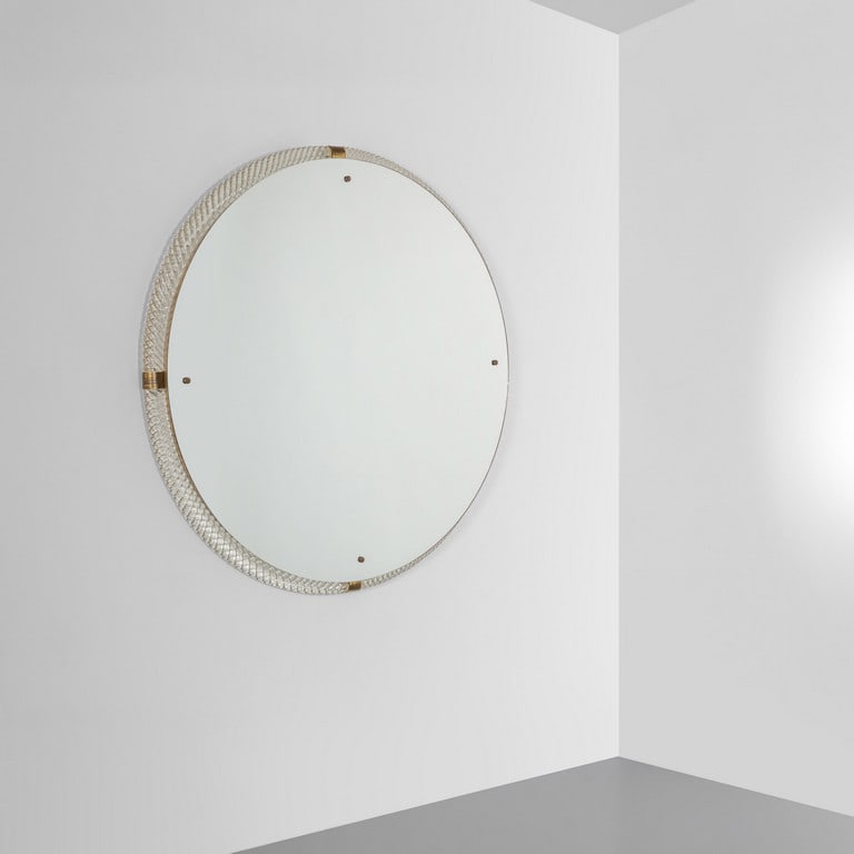 VENINI, anni '40. Una grande specchiera da: VENINI, anni '40. Una grande specchiera da parete retroilluminata. Cristallo ritorto, cristallo argentato, ottone, impianto elettrico. Cm 130 (diam.) x 7 (p). A large backlit wall mirror. Ritorto glas