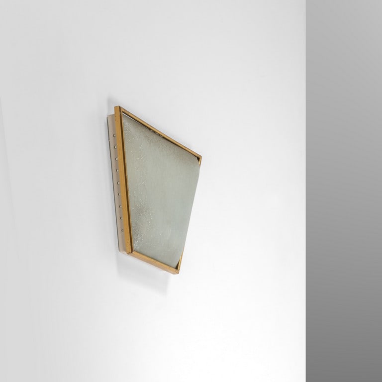 FONTANA ARTE (attribuito), anni '50. Una: FONTANA ARTE (attribuito), anni '50. Una lampada da parete. Vetro stampato inciso effetto ghiaccio, ottone. Cm 24 (h) x 27 (l) x 6 (p). A wall lamp. Etched glass with ice effect, brass. Inches 9.4 (h)