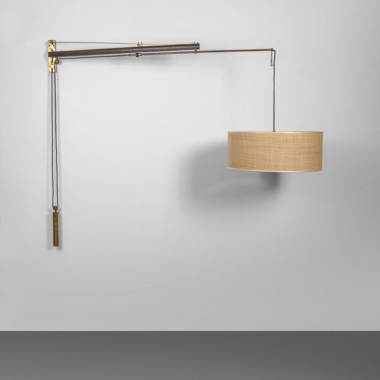 TITO AGNOLI, O-LUCE, anni '60. Una lampada da: TITO AGNOLI, O-LUCE, anni '60. Una lampada da parete modello '1102'. Legno, ottone, paralume in canna d'India plastificata con disco in perspex. Struttura estensibile, orientabile e con saliscendi. Cm