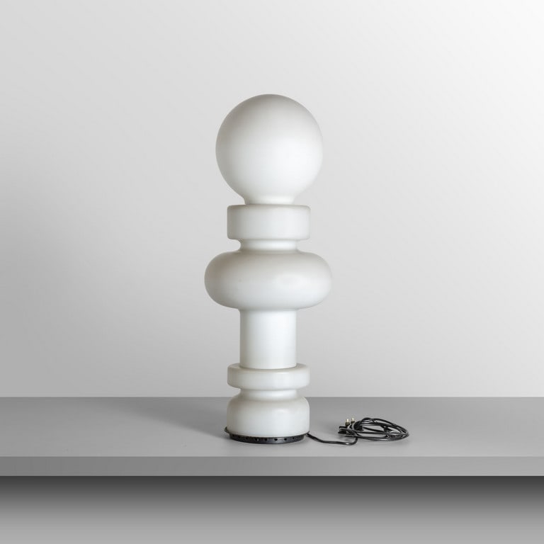 BOBO PICCOLI, FONTANA ARTE, 1968. Una lampada: BOBO PICCOLI, FONTANA ARTE, 1968. Una lampada da terra 'Re'. Vetro opalino satinato. Cm 90 (h). A 'Re'floor lamp. Satin finished opaline glass. Inches 35.4 (h). Letteratura: Catalogo Fontana Arte 1968