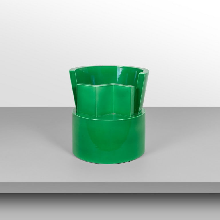 ETTORE SOTTSASS, SARRI, 1994. Una scultura: ETTORE SOTTSASS, SARRI, 1994. Una scultura 'Ninive' della serie 'Antiche Ceramiche'. Ceramica smaltata. Esemplare non numerato. Marcato 'A. Sarri', firmato 'Ettore Sottsass'. Cm 33,5 (h) x 32,5 (diam.