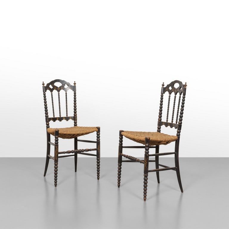 DUE SEDIE, anni '20. Legno ebanizzato con: DUE SEDIE, anni '20. Legno ebanizzato con decori floreali, corda intrecciata. Difetti: restauro (incollaggio) sul terminale di uno schienale, rotture di corda. Cm 87 (h) x 42 (l) x 44 (p).