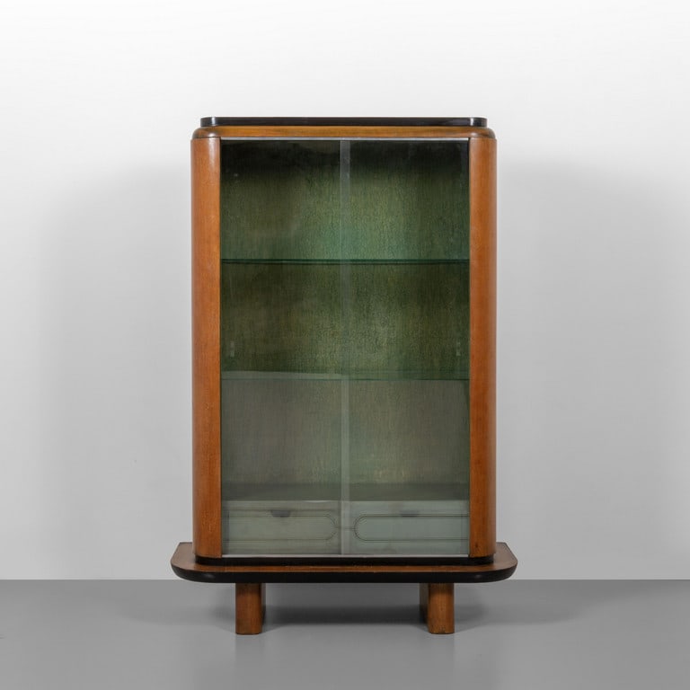 UNA VETRINA, anni '30. Legno di rovere con (1 of 3)