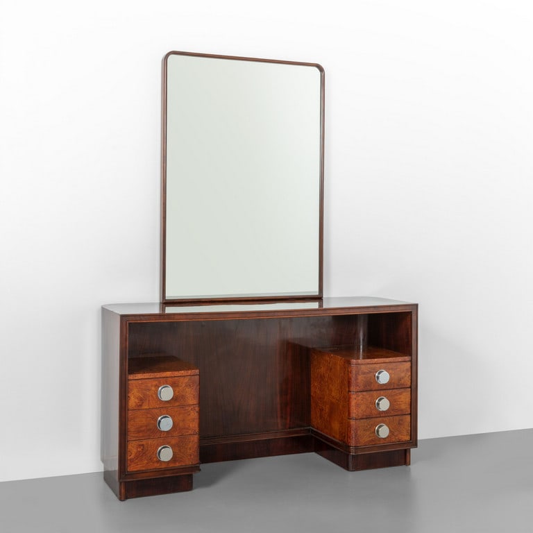 UNA TOILETTE, anni '30. Legno di mogano,: UNA TOILETTE, anni '30. Legno di mogano, radica di tuia, ottone cromato, cristallo argentato. Cm 175 (h) x 130 (l) x 40 (p).