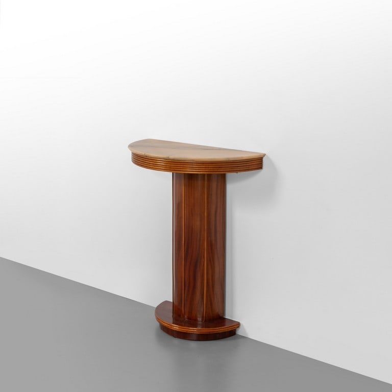 UNA CONSOLE, anni '30. Legno di mogano, marmo: UNA CONSOLE, anni '30. Legno di mogano, marmo rosa del Portogallo Cm 86 (h) x 70 (l) x 35 (p).