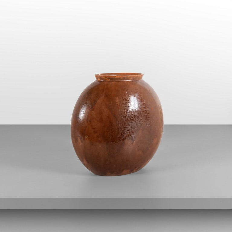 GUIDO ANDLOVIZ, S.C.I., anni '30. Un: GUIDO ANDLOVIZ, S.C.I., anni '30. Un vaso. Terraglia forte formata a colaggio e smaltata con colature nei toni del marrone. Marcato 'Lavenia' e con il simbolo grafico della manifattura. Cm 30 (h).