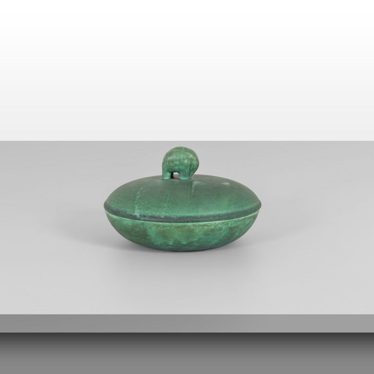 ANGELO BIANCINI, S.C.I., 1938. Una: ANGELO BIANCINI, S.C.I., 1938. Una scatola. Terraglia forte smaltata. Marcata 'Lavenia 12-38' e con il simbolo grafico della manifattura. Cm 10 (h) x 15 (diam.).