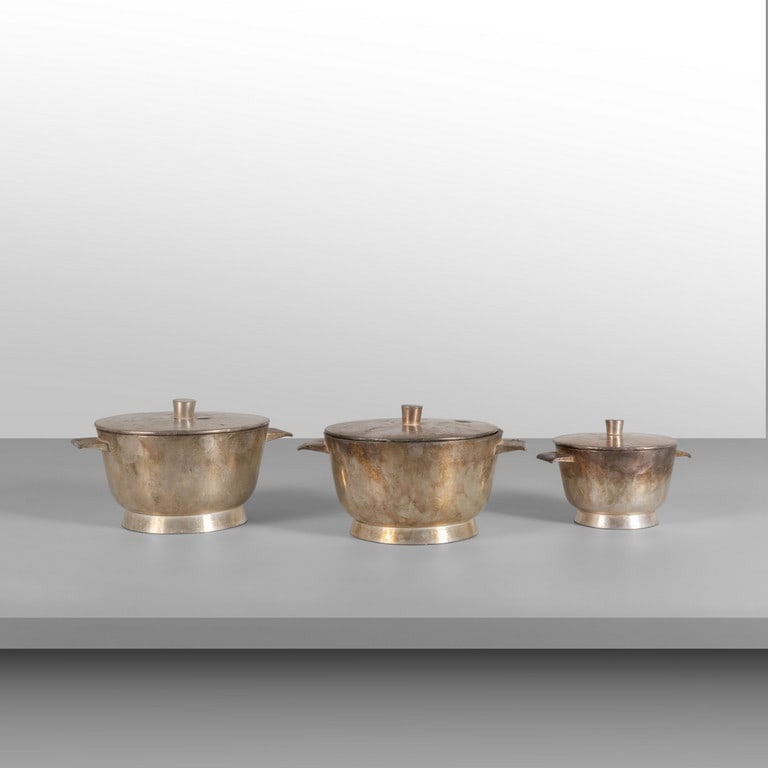 GIO PONTI (attribuito), KRUPP, 1936. Tre: GIO PONTI (attribuito), KRUPP, 1936. Tre legumiere del servizio VI Triennale. Metallo argentato. Marcate 'Arthur krupp Milano'. Cm 11, 13 (h), 12, 17 (diam.).