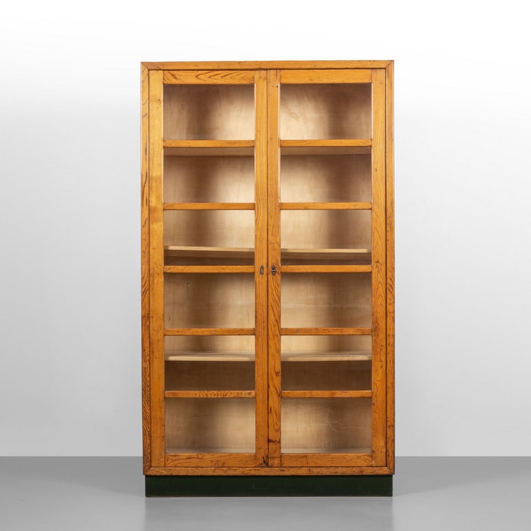 UNA VETRINA, anni '40. Legno di rovere, (1 of 2)