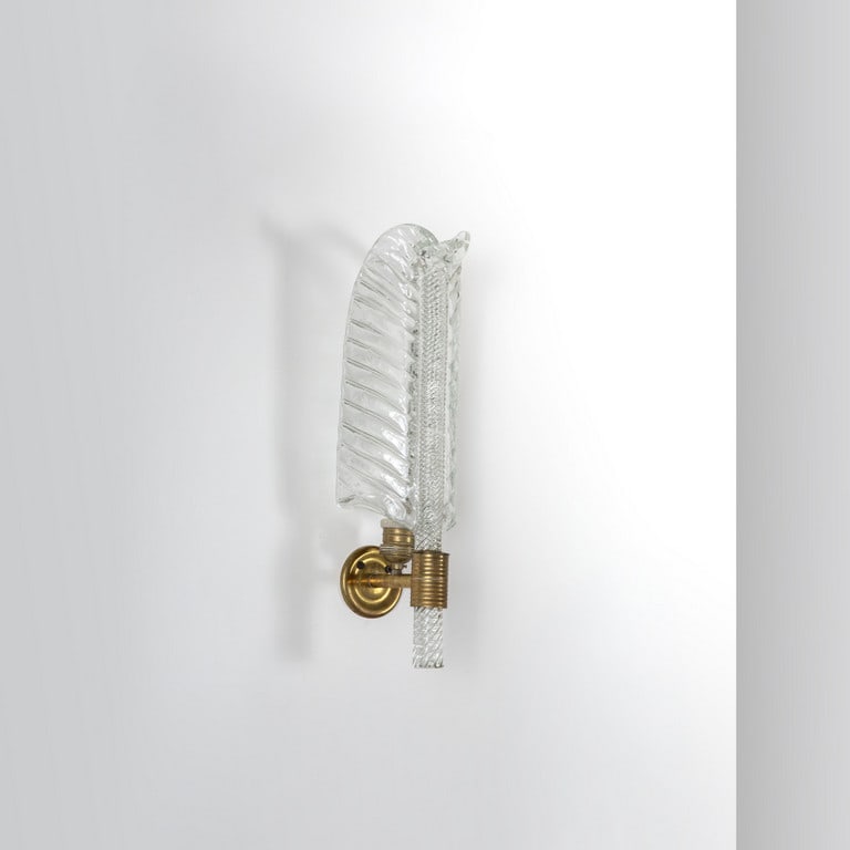 MURANO, anni '40. Una lampada da: MURANO, anni '40. Una lampada da parete. Vetro trasparente, ottone. Cm 43 (h) x 12 (l) x 12 (p).