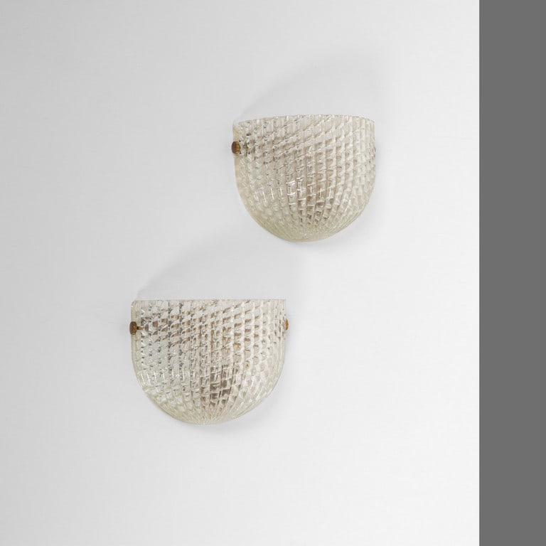 MURANO, anni '40. Due lampade da: MURANO, anni '40. Due lampade da parete. Vetro cordonato incrociato, ottone. Cm 15 (h) x 20 (l) x 9 (p).