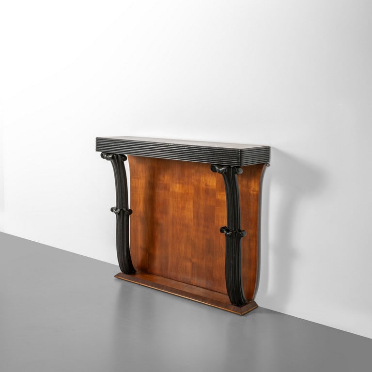 UNA CONSOLE, anni '40. Legno di abete tinto: UNA CONSOLE, anni '40. Legno di abete tinto all'anilina, legno intagliato ebanizzato. Cm 90 (h) x 100 (l) x 30 (p).