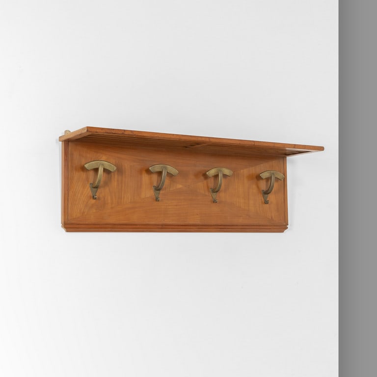 UN APPENDIABITI DA PARETE, anni '40. Legno di (1 of 2)