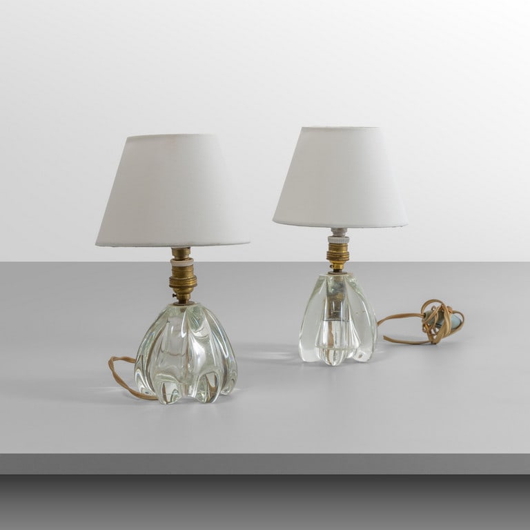 MURANO, anni '40. Due lampade da: MURANO, anni '40. Due lampade da tavolo. Vetro a coste, paralumi in tessuto plastificato. Cm 23 (h).