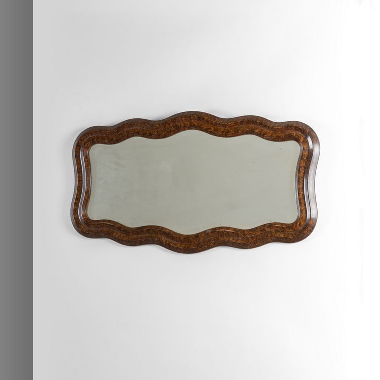 UNO SPECCHIO DA PARETE, anni '40. Abete tinto: UNO SPECCHIO DA PARETE, anni '40. Abete tinto a finta radica, cristallo argentato molato. Cm 47 (h) x 88.