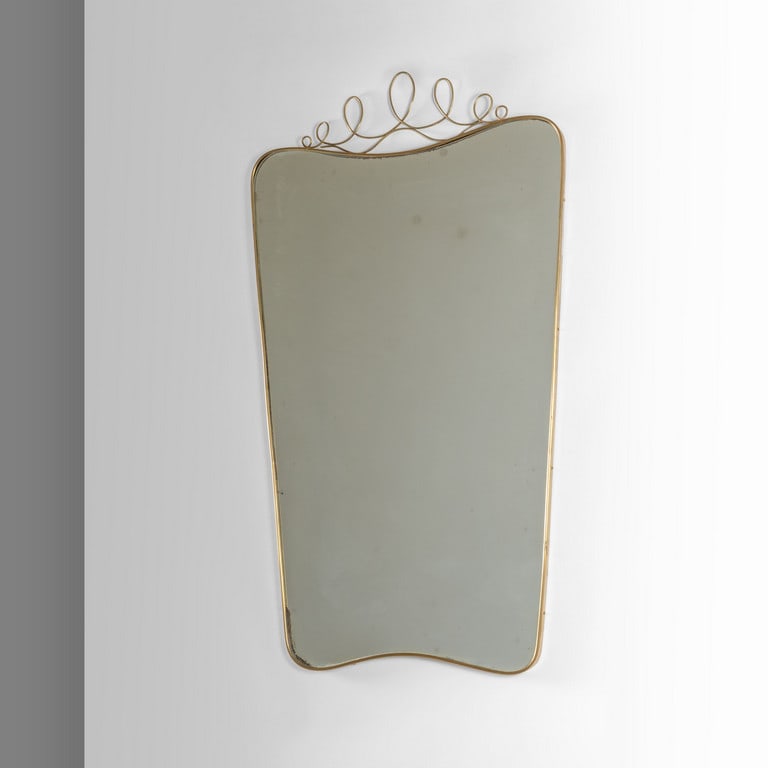 UN GRANDE SPECCHIO DA PARETE, anni '50.: UN GRANDE SPECCHIO DA PARETE, anni '50. Ottone, cristallo argentato. Cm 120 (h) x 68.