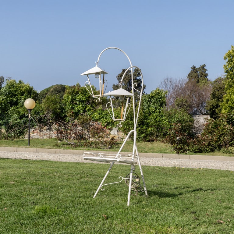 UNA LAMPADA DA TERRA CON TAVOLINO, anni (1 of 1)