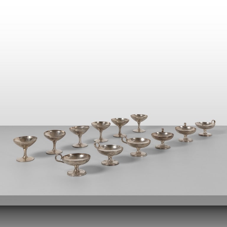 GIO PONTI (attribuito), FRATELLI CALDERONI, anni: GIO PONTI (attribuito), FRATELLI CALDERONI, anni '50. Dodici coppette da gelato. Metallo argentato. Marchi della Manifattura. Cm 7 e 8 (h).