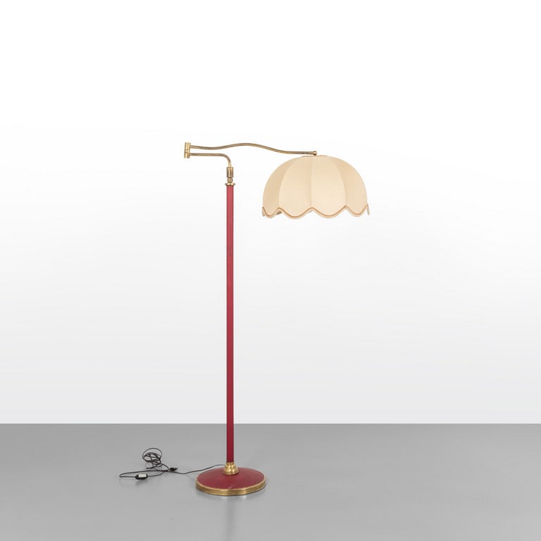 UNA LAMPADA DA TERRA, anni '50. Ottone, pelle,: UNA LAMPADA DA TERRA, anni '50. Ottone, pelle, paralume in tessuto. Cm 145 (h. min.), 200 (h. max).