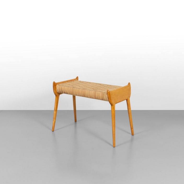 UNA PANCHETTA, anni '50. Legno di faggio,: UNA PANCHETTA, anni '50. Legno di faggio, midollino intrecciato. Cm 50 (h) x 64 x 37.