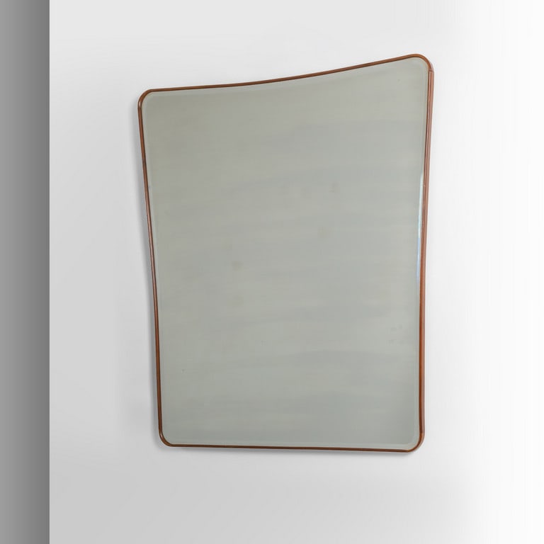 UN GRANDE SPECCHIO DA PARETE, anni '50.: UN GRANDE SPECCHIO DA PARETE, anni '50. Legno, cristallo molato argentato. Cm 106 (h) x 89.