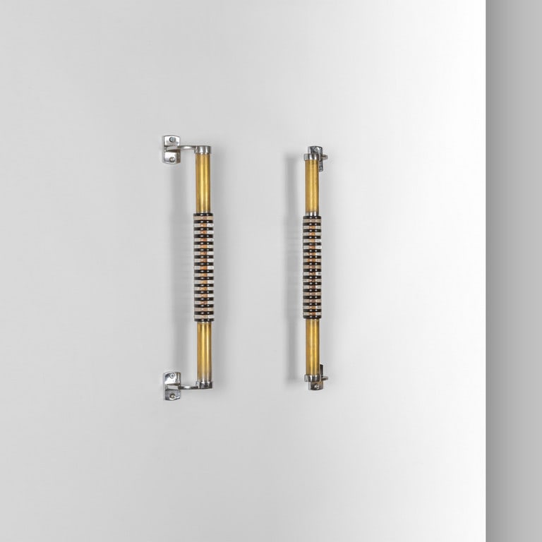 DUE MANIGLIONI, anni '50. Ottone, ottone: DUE MANIGLIONI, anni '50. Ottone, ottone cromato, anelli alternati in lucite e bachelite. Cm 45 (h) x 6 (l) x 7 (p).