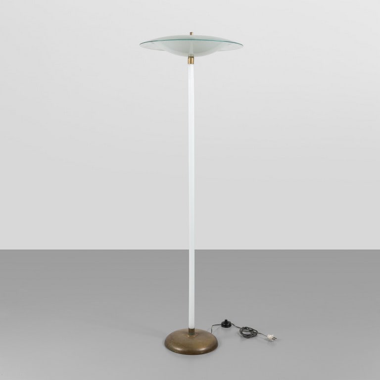 MURANO, anni '50. Una lampada da: MURANO, anni '50. Una lampada da terra. Fusto in vetro opalino a costine, diffusore basso in vetro opalino, diffusore alto in vetro con decoro geometrico a getto di sabbia, ottone. Cm 171 (h).