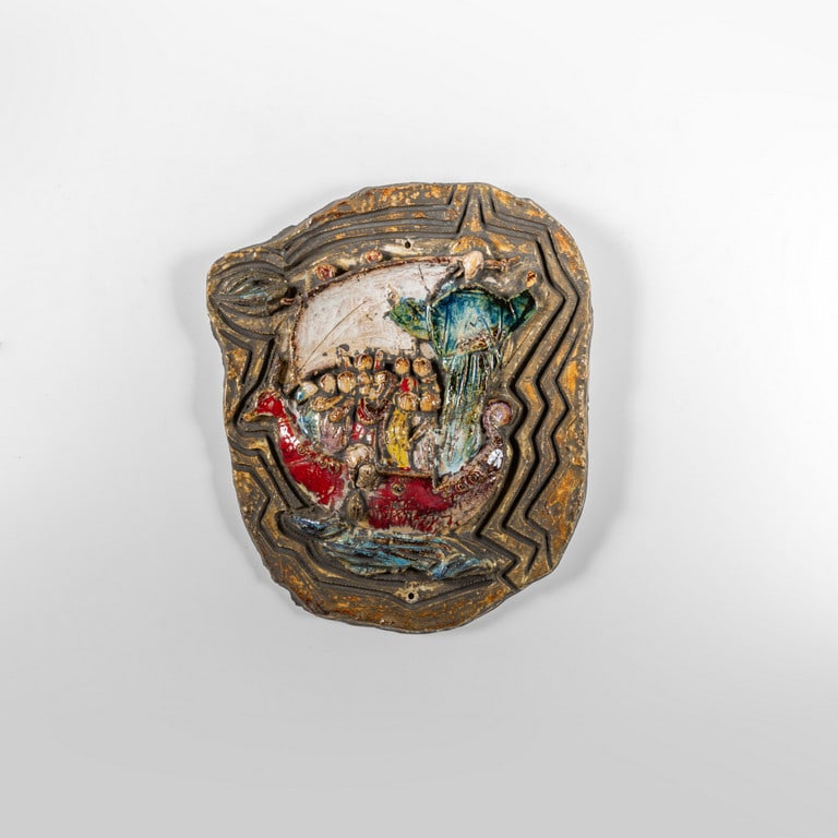 ANGELO BIANCINI, anni '50. Pannello in: ANGELO BIANCINI, anni '50. Pannello in terracotta modellata e decorata a smalti policromi. Firmato sul retro 'Biancini'. Cm 54 (h) x43 (l) x 9 (p).